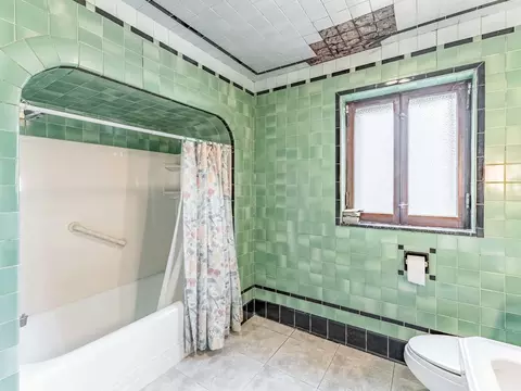 Bath - 522 Byrd Rd, Riverside, IL 60546 photo 3 of 4