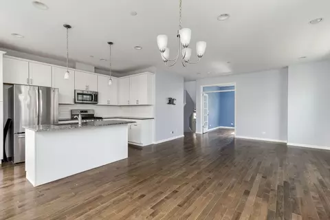 Living - 822 Center St, Des Plaines, IL 60016 photo 3 of 5