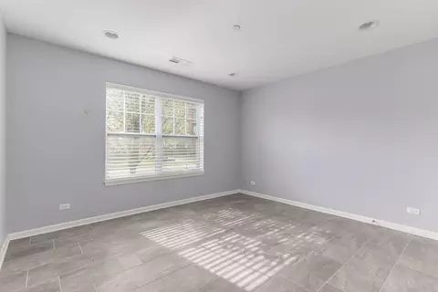 Living - 822 Center St, Des Plaines, IL 60016 photo 5 of 5