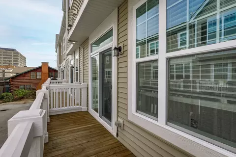 Exterior - 822 Center St, Des Plaines, IL 60016 photo 4 of 5