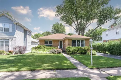 831 S Mitchell Ave, Arlington Heights, IL 60005