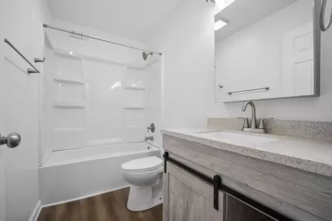 Bath - 644 Dover Dr, Elgin, IL 60120 photo 3 of 3