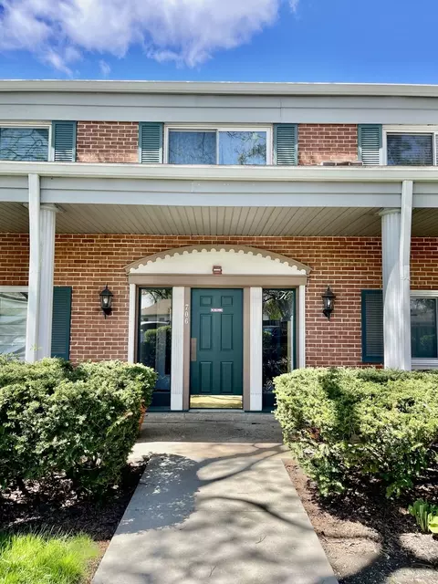 706 E Algonquin Rd E #204, Arlington Heights, IL 60005