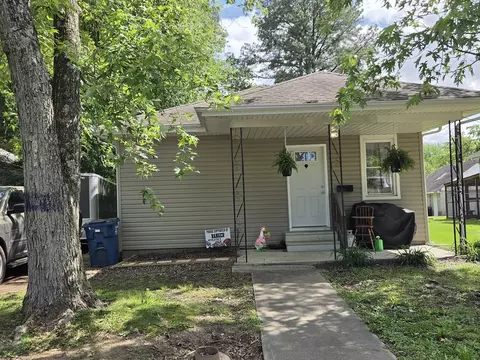 718 E Taylor St, Benton, IL 62812