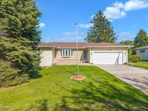 1135 N 11th St, Clinton, IA 52732
