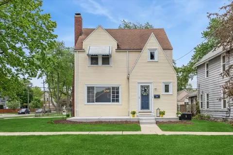 747 Watson St, Aurora, IL 60505