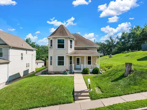 727 Sylvan Ct, Davenport, IA 52803