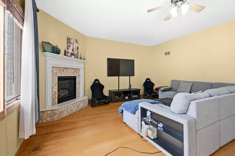 Living - 7920 S Lorel Ave, Burbank, IL 60459 photo 2 of 3