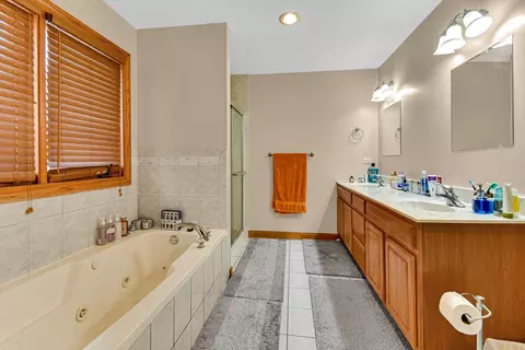 Bath - 7920 S Lorel Ave, Burbank, IL 60459 photo 1 of 4