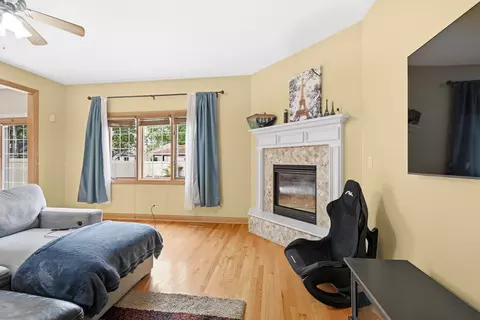 Living - 7920 S Lorel Ave, Burbank, IL 60459 photo 3 of 3