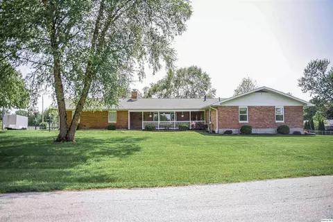 3210 Golf Dr, Quincy, IL 62301