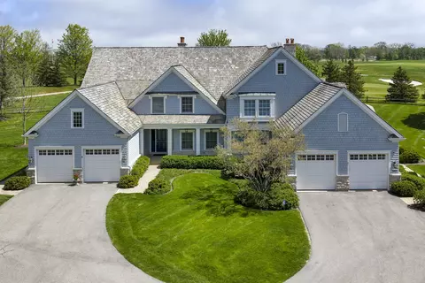 563 Greenway Dr, Lake Forest, IL 60045