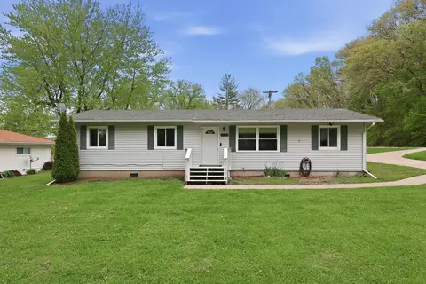 137 E 7th St, Coal Valley, IL 61240