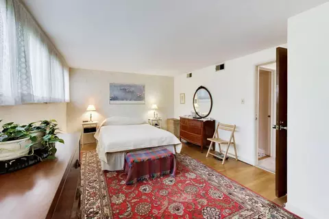Bedroom - 1456 E Park Pl, Chicago, IL 60637 photo 1 of 7