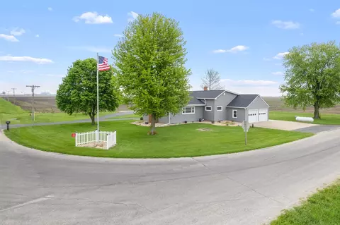 4698 E 17th Rd, Leland, IL 60531