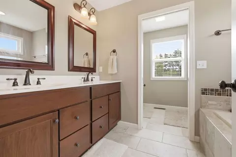 Bath - 5403 Ferryman Rd, Bloomington, IL 61705 photo 2 of 4