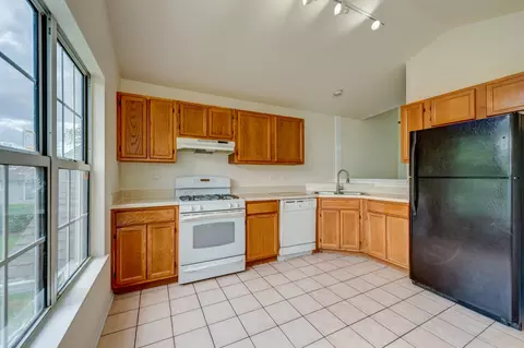 Kitchen - 338 Ashford Cir #2, Bartlett, IL 60103 photo 2 of 4