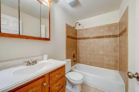 Bath - 338 Ashford Cir #2, Bartlett, IL 60103 photo 1 of 2