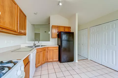 Kitchen - 338 Ashford Cir #2, Bartlett, IL 60103 photo 3 of 4