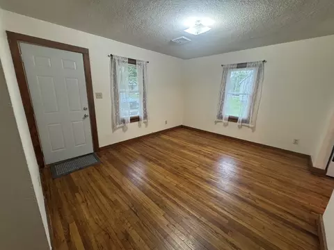 Living - 219 W 7th St, Flora, IL 62839 photo 2 of 5