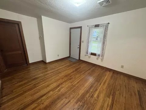 Living - 219 W 7th St, Flora, IL 62839 photo 3 of 5