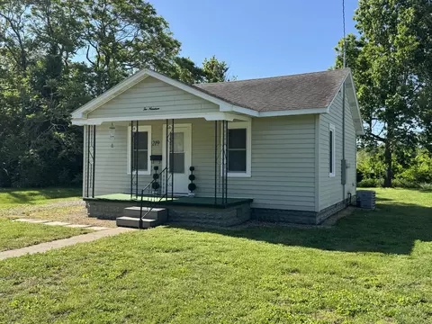 Other - 219 W 7th St, Flora, IL 62839 photo 5 of 6