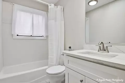 Bath - 213 Windridge Dr, Mchenry, IL 60050 photo 1 of 2