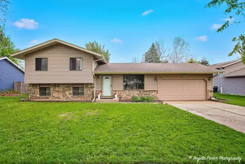 213 Windridge Dr, Mchenry, IL 60050