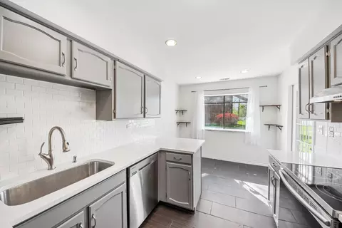 Kitchen - 170 Grove Ave #B, Des Plaines, IL 60016 photo 3 of 3