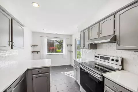 Kitchen - 170 Grove Ave #B, Des Plaines, IL 60016 photo 1 of 3
