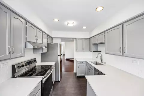 Kitchen - 170 Grove Ave #B, Des Plaines, IL 60016 photo 2 of 3