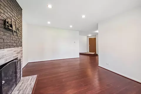 Living - 170 Grove Ave #B, Des Plaines, IL 60016 photo 5 of 6