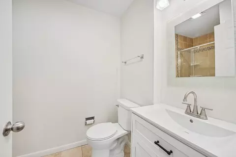 Bath - 170 Grove Ave #B, Des Plaines, IL 60016 photo 1 of 3