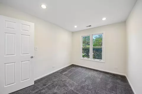 Bedroom - 170 Grove Ave #B, Des Plaines, IL 60016 photo 3 of 4