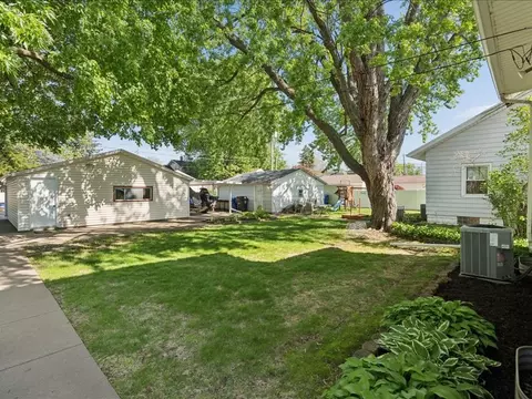 Exterior - 2206 6th St, Moline, IL 61265 photo 6 of 9