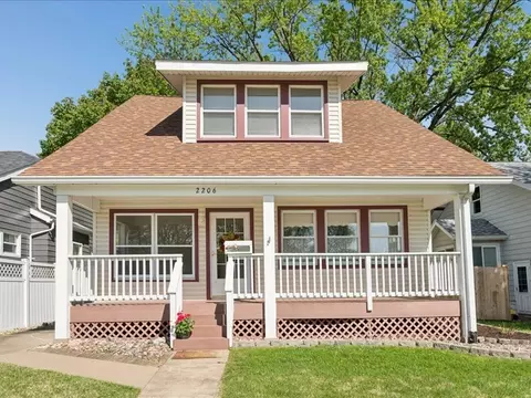 2206 6th St, Moline, IL 61265