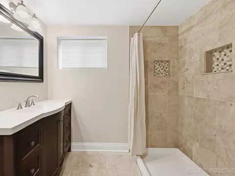 Bath - 1000 Crest St, Wheaton, IL 60189 photo 3 of 3
