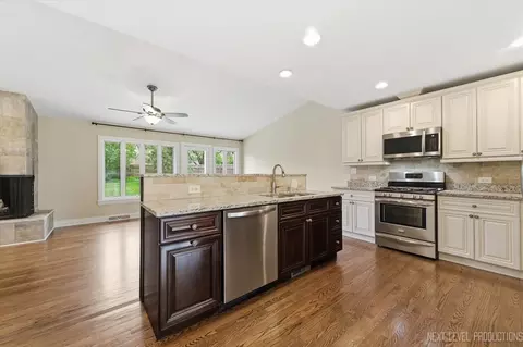 Kitchen - 1000 Crest St, Wheaton, IL 60189 photo 1 of 4