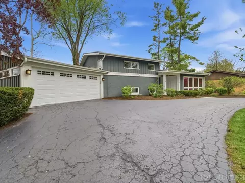 Exterior - 1000 Crest St, Wheaton, IL 60189 photo 2 of 7