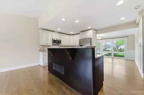 Kitchen - 1000 Crest St, Wheaton, IL 60189 photo 2 of 4