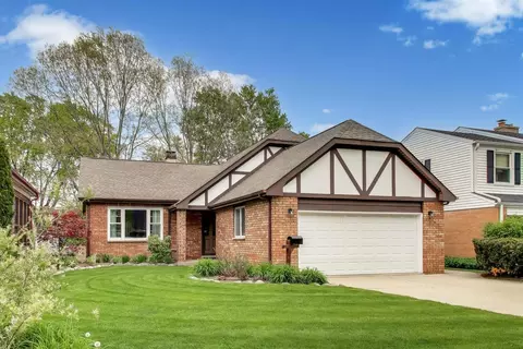 313 S Hi Lusi Ave, Mount Prospect, IL 60056