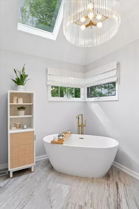 Bath - 2523 Skylane Dr, Naperville, IL 60564 photo 4 of 7