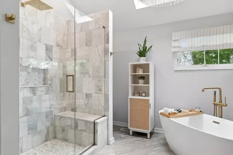 Bath - 2523 Skylane Dr, Naperville, IL 60564 photo 3 of 7