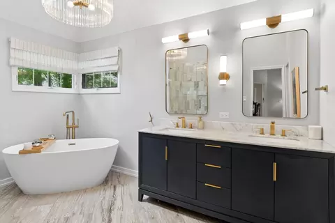 Bath - 2523 Skylane Dr, Naperville, IL 60564 photo 2 of 7