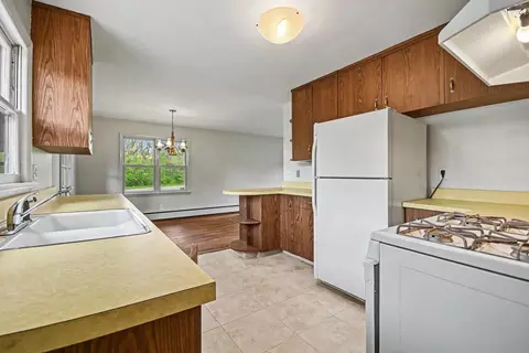 Kitchen - 539 Lincoln St, Algonquin, IL 60102 photo 1 of 2
