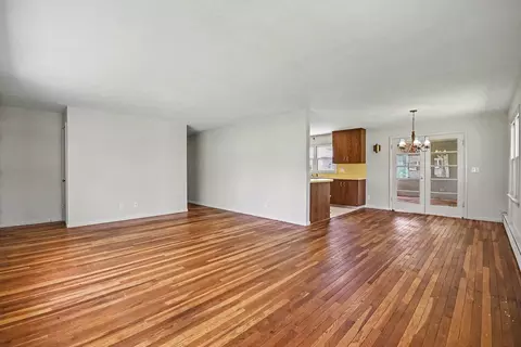 Living - 539 Lincoln St, Algonquin, IL 60102 photo 1 of 2