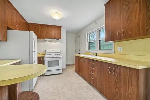 Kitchen - 539 Lincoln St, Algonquin, IL 60102 photo 2 of 2