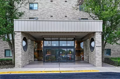6340 Americana Dr #414, Willowbrook, IL 60527