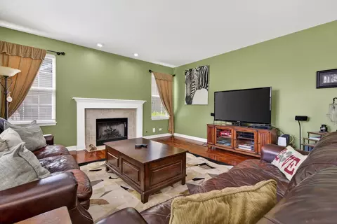 Living - 13809 Trillium Ln, Plainfield, IL 60544 photo 2 of 7