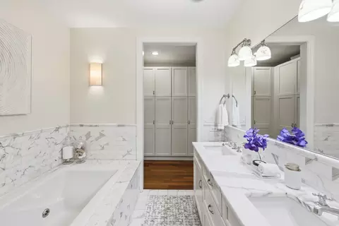 Bath - 22 E Division St #1, Chicago, IL 60610 photo 2 of 5